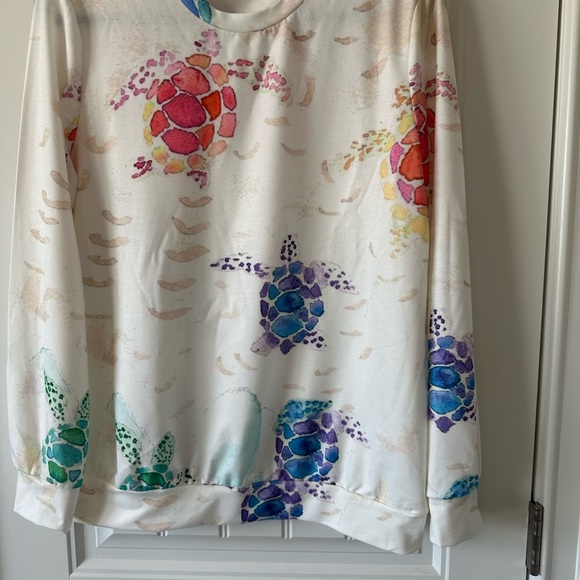 White top with turtles print -Large NWOT - Picture 4 of 9